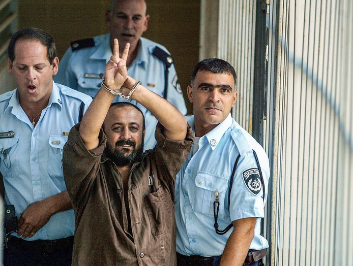 De iconische foto van Marwan Barghouti nadat hij in 2003 door een Israëlische rechtbank is veroordeeld tot vijf maal levenslang.