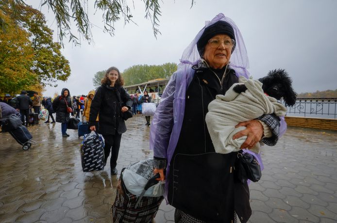 Burgers worden geëvacueerd uit Cherson, Oekraïne, en worden naar de andere kant van de Djenpr gebracht.