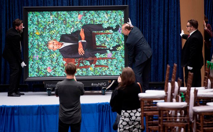 Medewerkers tillen het portret dat de Amerikaanse kunstenaar Kehinde Wiley maakte van Barack Obama naar zijn definitieve plek in het Smithsonian's National Portrait Museum in Washington. Foto Saul Loeb
