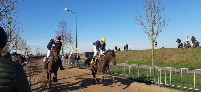 Winnaar Bart de Kort (links), net na het passeren van de finish.