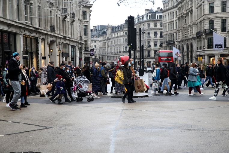 Winkelend publiek op Oxford Street in Londen, op Tweede Kerstdag. Beeld Anadolu Agency via Getty Images