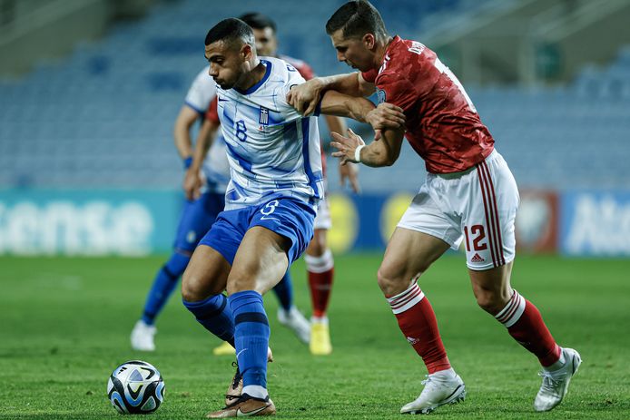 Giorgos Giakoumakis houdt Gibraltar-verdediger Jayce Olivero van de bal.