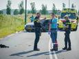 Hulpdiensten overleggen rond de plek van het ongeval.