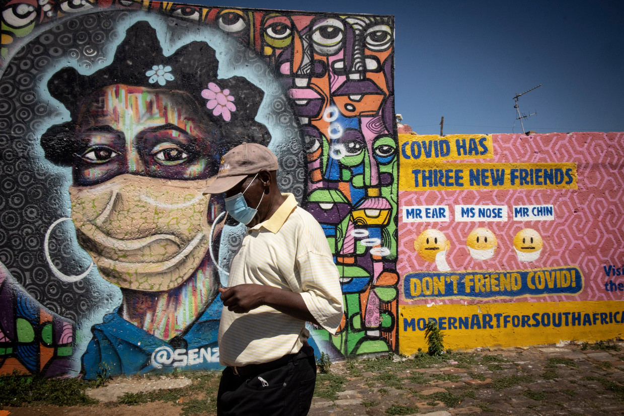 Een informatief graffitiwerk in Soweto. De omnikronvariant werd voor het eerst gerapporteerd in Zuid-Afrika. Beeld EPA