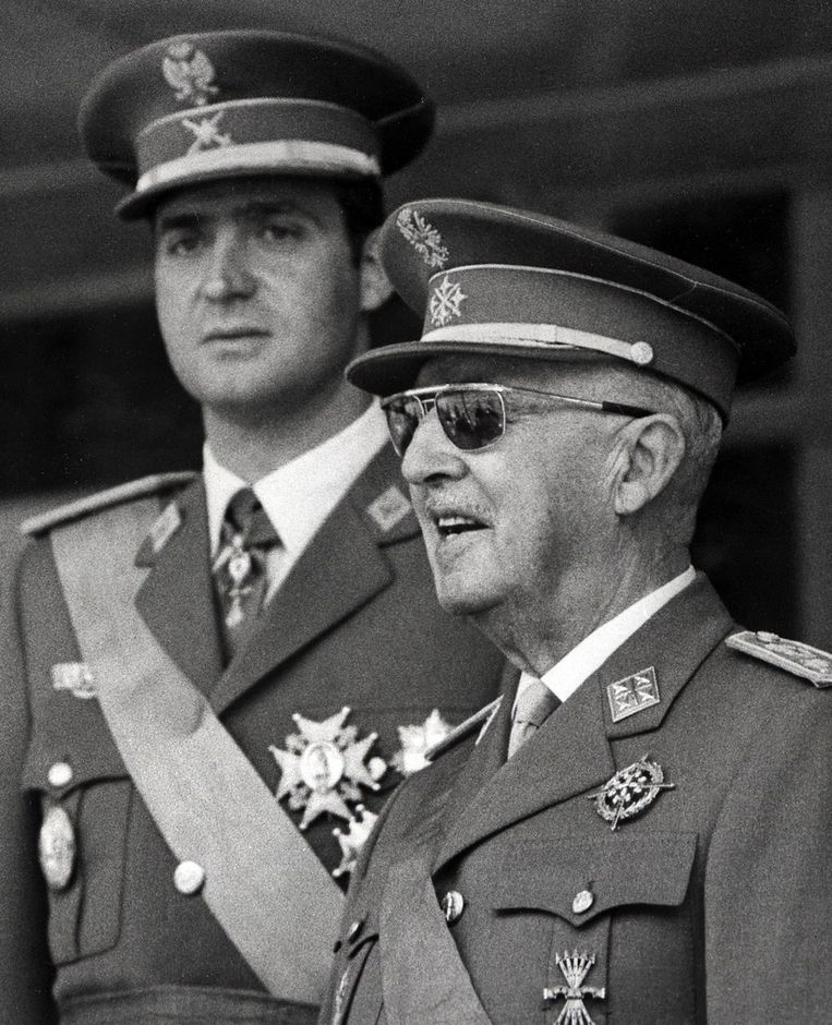 Juni 1971, de Spaanse generaal Franco met aan zijn zijde prins Juan Carlos. Franco stoomde Juan Carlos klaar voor het koningschap. Na Franco's overlijden koos Juan Carlos voor democratische hervormingen. Beeld AFP