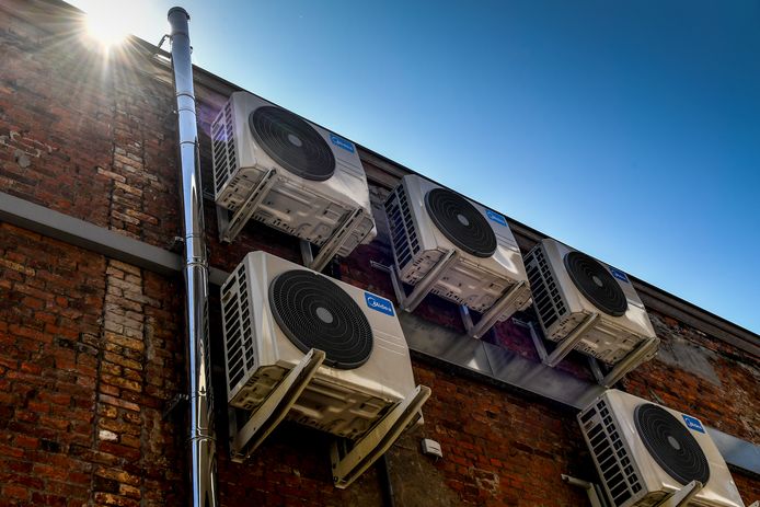 Airco-installaties in volle zomer (archieffoto).