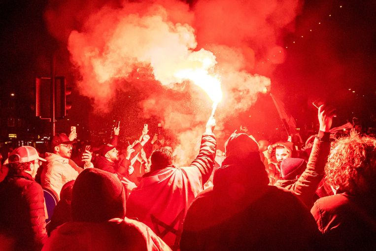 Supporters van het Marokkaanse voetbalelftal vieren feest op en rond het Mercatorplein, na de overwinning op Spanje . Beeld ANP