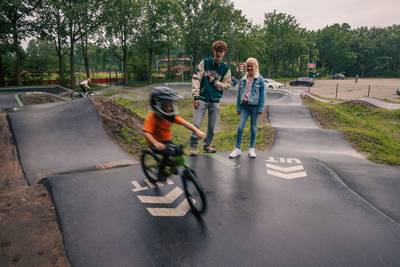 Eindelijk een pumptrackbaan in Made dankzij Lotte (12) en Tijn (18): ‘Voor een goede baan moesten we