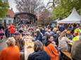 Het Koningsdagontbijt op het Marktveld werd door zo'n vijfhonderd leden van de Oranjevereniging bijgewoond.