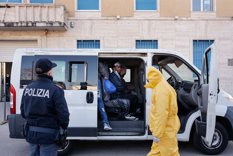 Passagiers van het schip Geo Barents in de haven van La Spezia Beeld Giulio Piscitelli voor de Volkskant