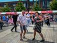 Op het Rock ’n Roll-plein swingden bezoekers op muziek uit de sixties