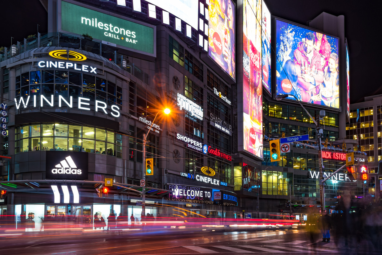 Yonge-Dundas in Toronto is een van de drukste kruispunten van Canada. Beeld Getty Images