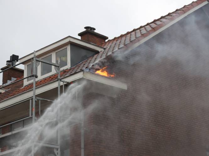 Dak van woning in Rijswijk vliegt in brand tijdens werkzaamheden 