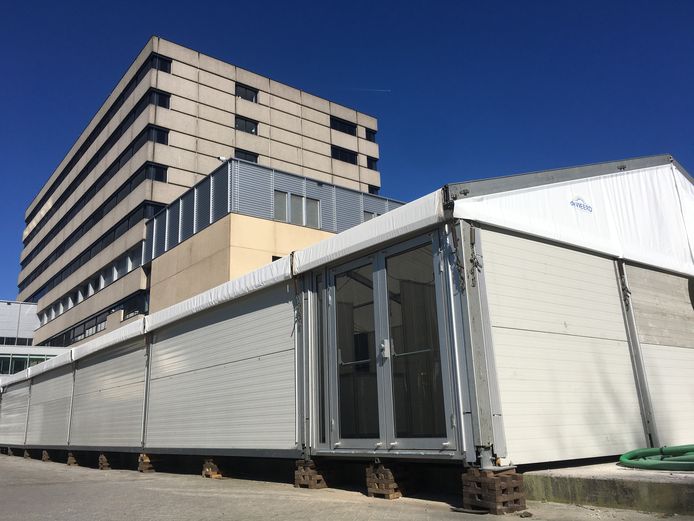 Naast de Huisartsenpost bij Gelre Ziekenhuis stond een tent met twaalf spreekkamers waar mensen gezien werden met luchtwegproblemen. De tent is nu weg.