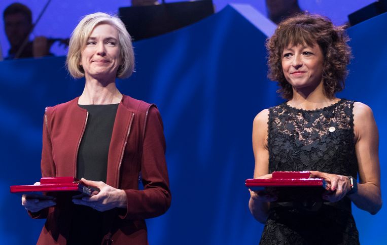 Jennifer A. Doudna (links) en Emmanuelle Charpentier (rechts) ontvingen twee jaar geleden al voor hun werk de Kavli Prijs in Noorwegen.  Beeld EPA