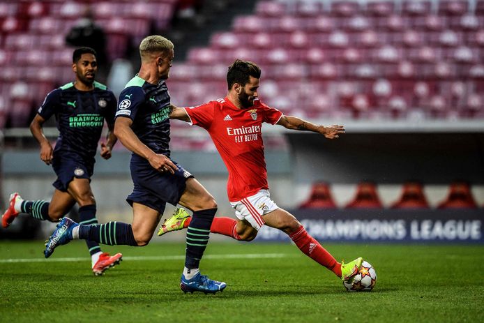 Rafa Silva schiet en scoort: 1-0 voor Benfica.