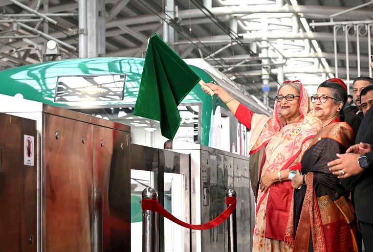 Premier Sheikh Hasina nam woensdag de metrolijn in gebruik. De treinstellen, waarvan er één gereserveerd is voor vrouwen, rijden geheel bovengronds op een spoor op palen.  Beeld AP