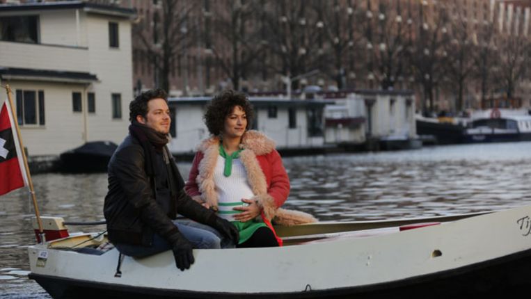 Teun Luijkx en Eva van de Wijdeven als Adam en Eva, vandaag in een boot in Amsterdam. Beeld Nyk Dekeyser