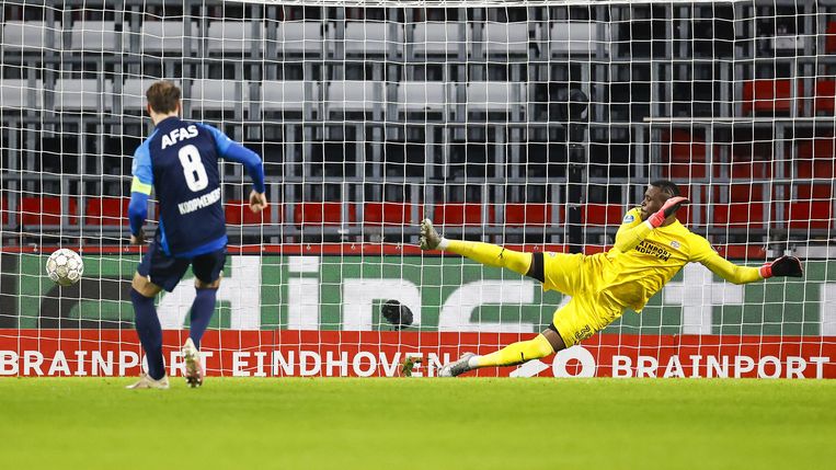 AZ-aanvoerder Koopmeiners zet AZ uit een  strafschop op een 0-1 voorsprong. Beeld EPA