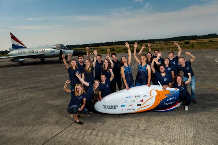 Bij het Nationaal Militair Museum in Soesterberg presenteert het team de VeloX 9. Flip Colin is de tweede van rechts van de voorste rij.