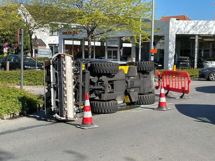 De reinigingsmachine kwam op z'n zijkant terecht.