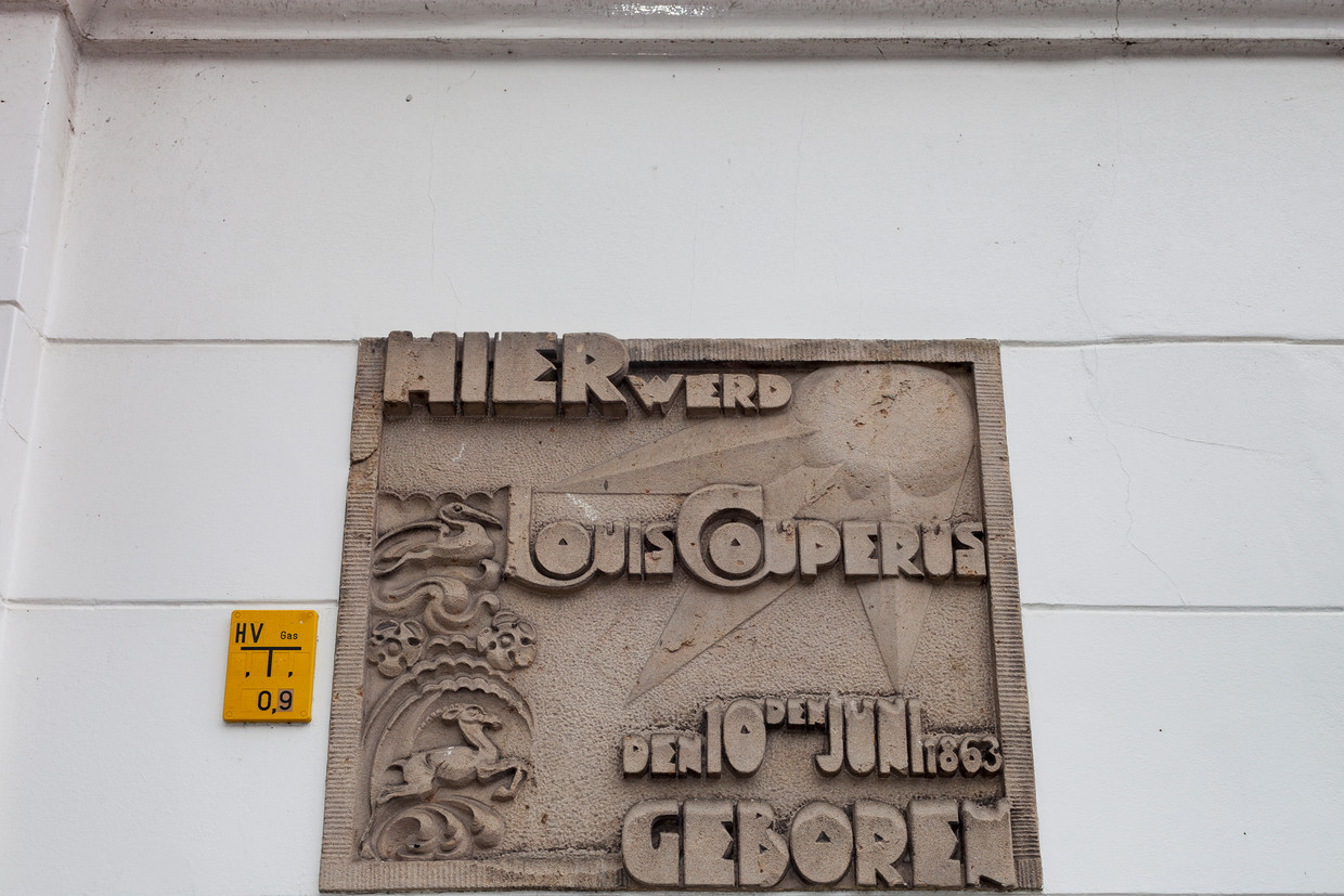De art-deco-gevelsteen aan de Mauritskade 43 in Den Haag, waar Louis Couperus in 1863 werd geboren. Beeld Renate Beense