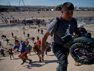 Migranten die Amerikaanse grenspost bestormden “moeten onmiddellijk Mexico verlaten”