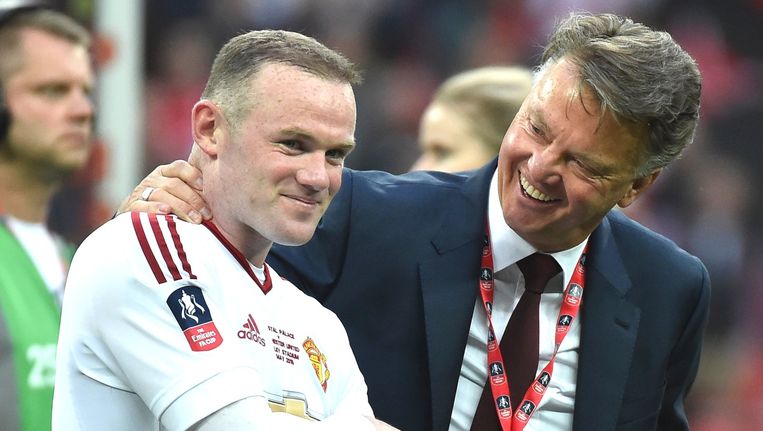Van Gaal viert het winnen van de FA Cup met captain Wayne Rooney. Beeld pro shots