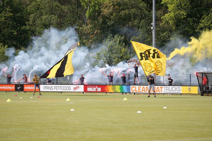 Vitesse supporters verwelkomen het nieuwe seizoen bij de training.