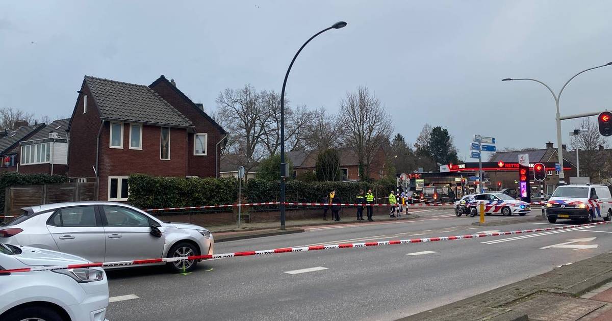 Breemarsweg in Hengelo afgesloten na ongeval: één persoon met spoed naar ziekenhuis.