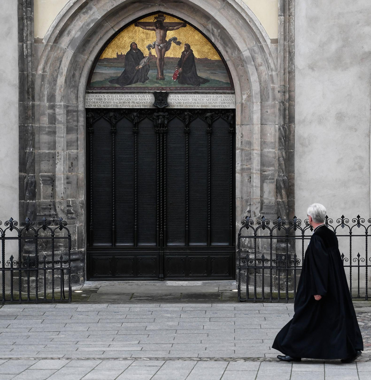 De poort in Wittenberg waar Luther, volgens het verhaal, zijn stellingen op hamerde. Beeld epa