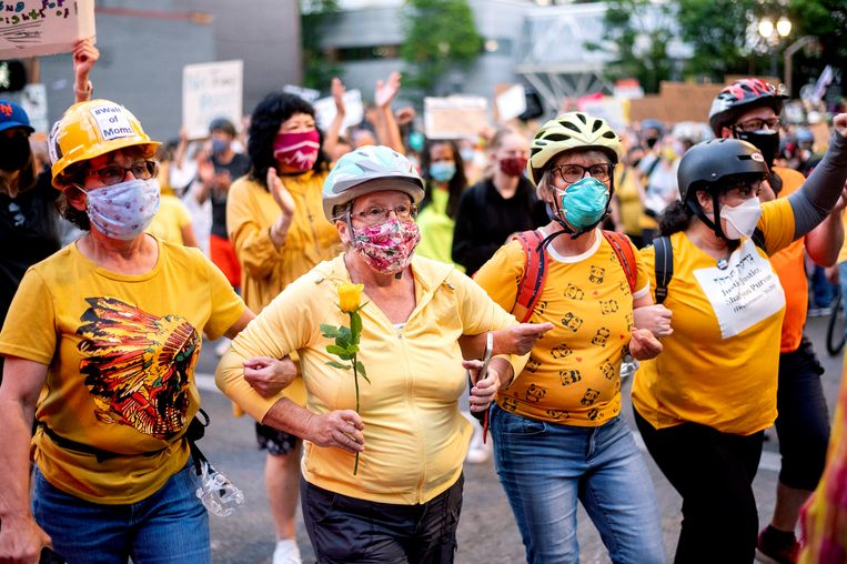 De Muur van Moeders, in het geel gehulde vrouwen, demonstreren in Portland. Beeld AP