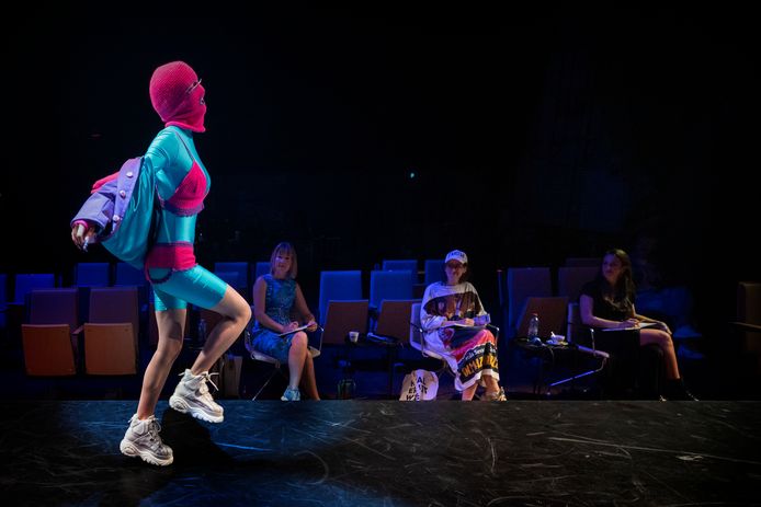 Luna van Diepen loopt over de catwalk in ’n zelfgemaakte outfit, bestaande uit onder meer een gehaakte bikini.