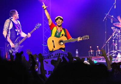 Manu Chao speelt akoestische show in het Hunnerpark in Nijmegen: ‘Een spektakel dat je niet wilt mis