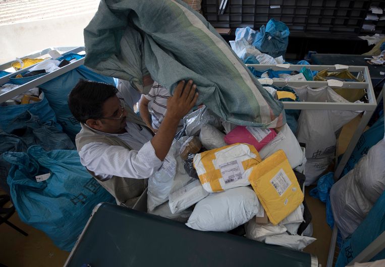 Een medewerker van het postkantoor in Jericho sorteert de post. Beeld EPA