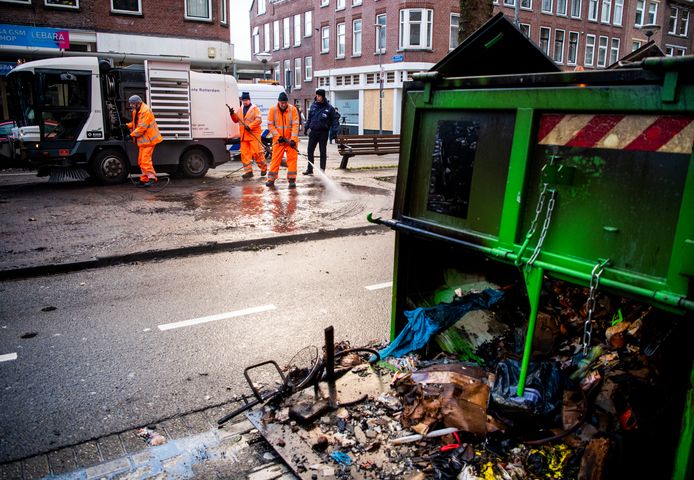 Schoonmaak in Rotterdam na de rellen.