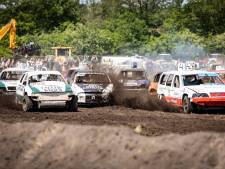 Auto’s total loss, zand vliegt in het rond: autorodeo Penninkskotten levert prachtige plaatjes op