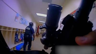 KIJK. Bodycambeelden tonen hoe agent schutter op Amerikaanse basisschool uitschakelt