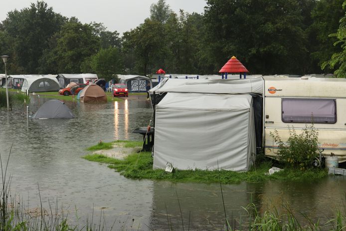 Tenten en caravans staan in het water op camping Klein Zwitserland. Stortbuien veroorzaakten gisteren in het noordoosten van Friesland veel wateroverlast.