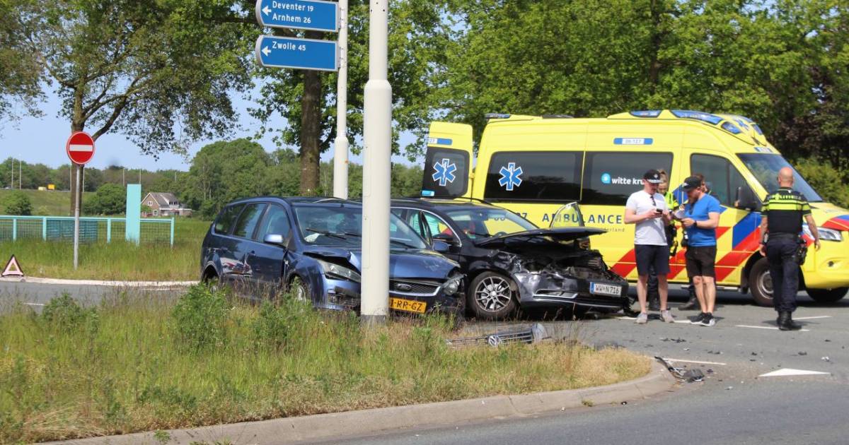 Auto’s total loss na botsing in Apeldoorn: één gewonde naar het ziekenhuis.