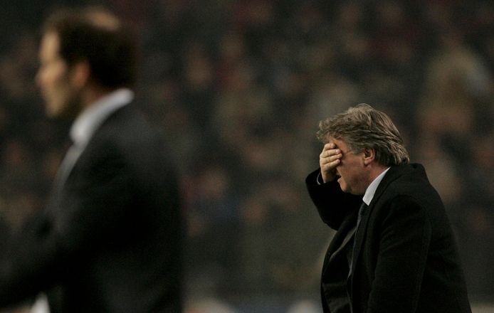 PSV houdt Ajax op 0-0, Guus Hiddink kan het soms niet aanzien.