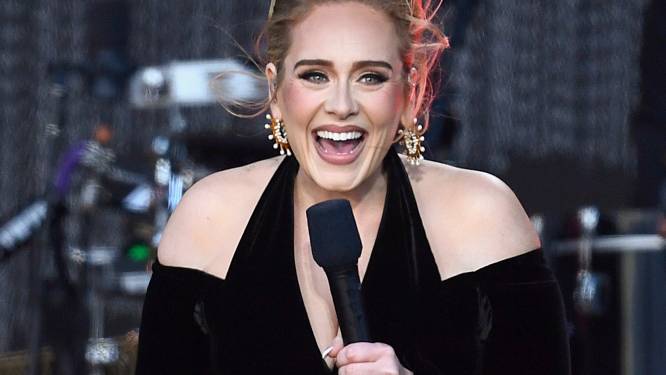 Diva? Adele is nog steeds doodgewoon als ze microfoon in boezem steekt bij megaconcert Londen