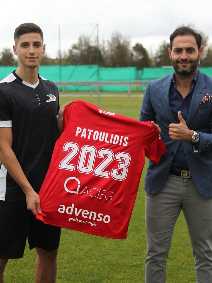 Patoulidis, hier met zijn makelaar, tekende een contract tot 2023 aan de Kust.