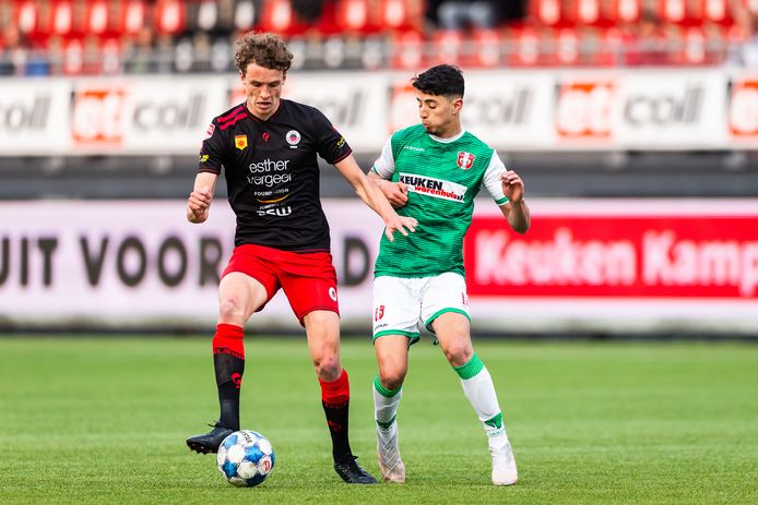 Mats Wieffer (l) en Naoufal Bannis van FC Dordrecht.