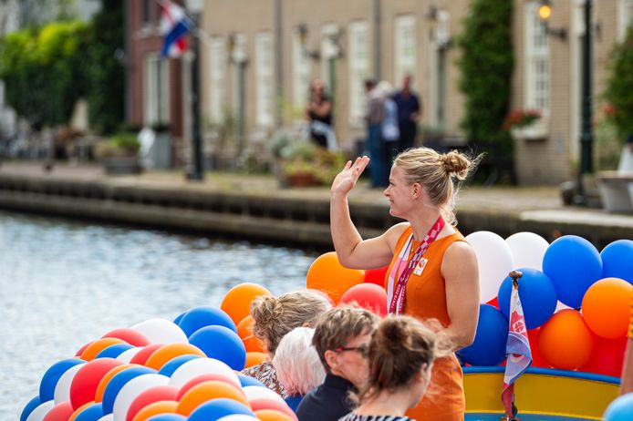 Diede de Groot kreeg een huldiging in haar woonplaats Oudewater. Ze won dit jaar de Paralympische Spelen en de vier grandslamtoernooien