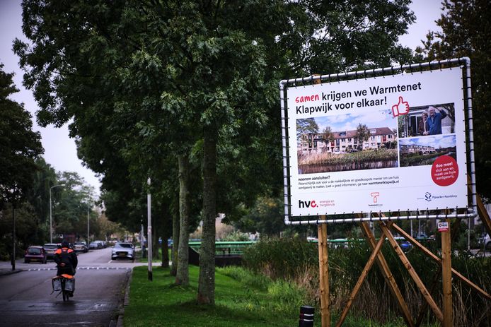 Met een reclamebord op de Duikersloot in Klapwijk probeerde de gemeente inwoners vorig jaar te verleiden zich alsnog aan te melden voor het warmtenet.