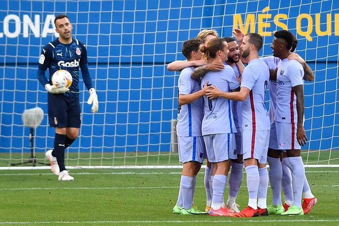 De spelers van Barça vieren de treffer van Memphis Depay.