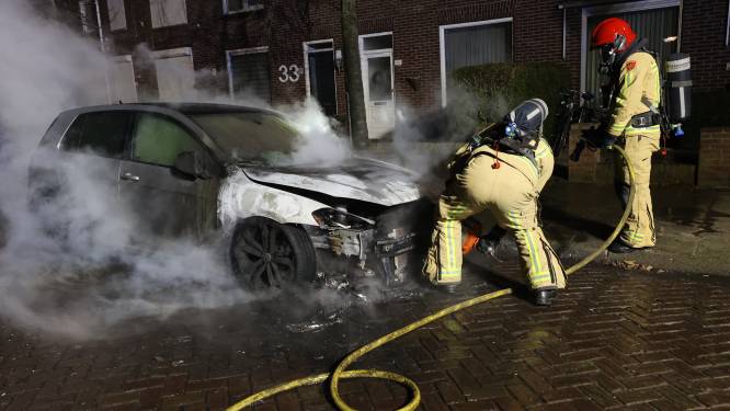 Auto gaat in vlammen op in Eindhoven, mogelijk door brandstichting