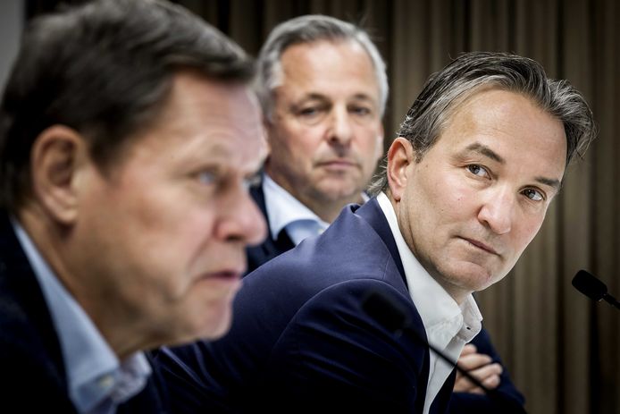 De onlangs aangestelde technisch directeur Frank Arnesen, Mark Koevermans en Toon van Bodegom staan de pers te woord in De Kuip.