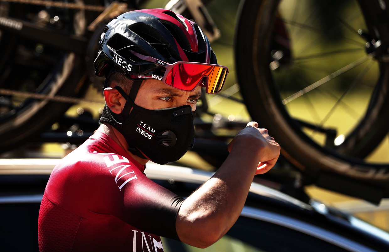 Egan Bernal (Ineos) weet dat het echte gevaar van buiten komt. Beeld EPA